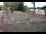 02208 ostia - regio ii - regio ii - insula viii - caseggiato (ii,viii,9) - 1. raum von sueden - bli ri norden - 09-2022.jpg